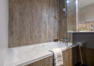 Koupelna v ubytování Axis Hotel