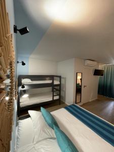 Hotel Cantosorgue emeletes ágyai egy szobában