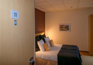 Postel nebo postele na pokoji v ubytování Axis Hotel