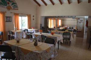 Restaurace v ubytování Valle De Las Sierras Hotel