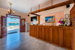 z otwartej kuchni z widokiem na ocean w obiekcie Irene Hotel - Beachfront w mieście Parikia