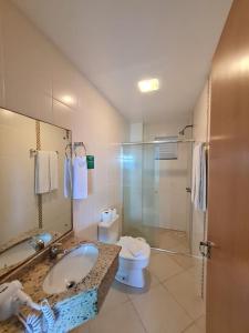 a bathroom with a sink and a toilet and a shower at Ita Park Hotel in Itá