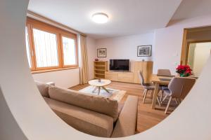 salon z kanapą i stołem w obiekcie Apartments Bergleben Goldegg w mieście Goldegg
