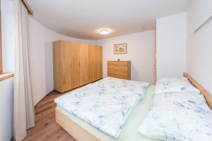 Łóżko lub łóżka w pokoju w obiekcie Apartments Bergleben Goldegg