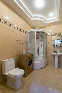 La salle de bains est pourvue de toilettes, d'une douche et d'un lavabo. dans l'établissement Nadezhda Apartments on Keremet street, à Almaty