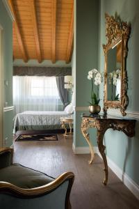 A bed or beds in a room at Villa Cordevigo