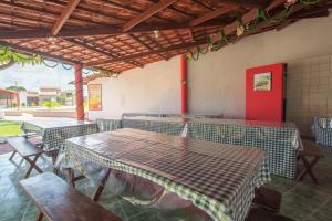 ein Restaurant mit Tischen und Stühlen in einem Zimmer in der Unterkunft OYO Pousada Horizonte in Horizonte