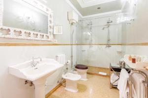 bagno bianco con lavandino e servizi igienici di Villa Cordevigo a Cavaion Veronese