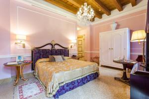 A bed or beds in a room at Villa Cordevigo