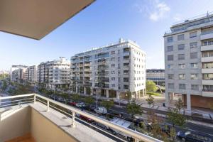 Cet appartement dispose d'un balcon offrant une vue sur une rue et les bâtiments. dans l'établissement The Rentals Collection - Erribera, à Saint-Sébastien