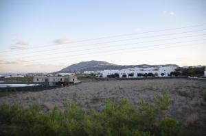 een uitzicht op een veld met een berg op de achtergrond bij Niovi in Fira