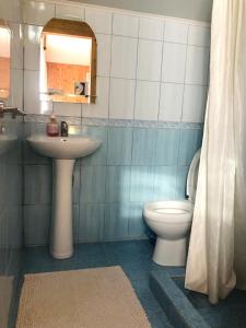 ヤレムチャにあるЗа горбамиのバスルーム(洗面台、トイレ、鏡付)