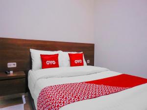 Ein Bett oder Betten in einem Zimmer der Unterkunft Super OYO 90115 Near Pasar Baru