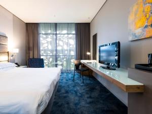 TV a/nebo společenská místnost v ubytování aha Gateway Hotel Umhlanga