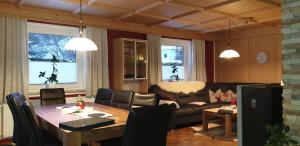 sala de estar con mesa y sofá en Ferienhaus Antoinette en Biberwier
