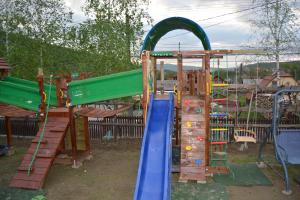 Zona de juegos infantil en Pensiunea Moldovan