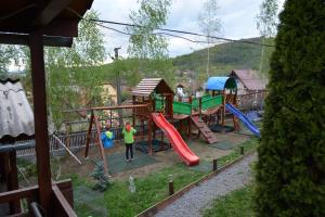 Herní místnost nebo prostor pro děti v ubytování Pensiunea Moldovan