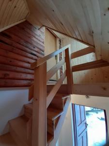 eine Treppe in einem winzigen Haus mit Fenster in der Unterkunft Holiday Home Ema in Plešin