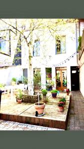 a courtyard with potted plants in front of a building at Foodiejive in Antwerp