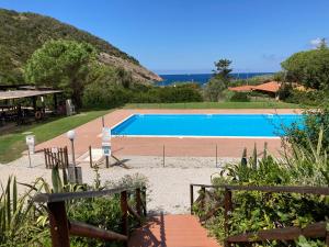 een zwembad in het midden van een resort bij Marta's Holidays Home in Nisporto
