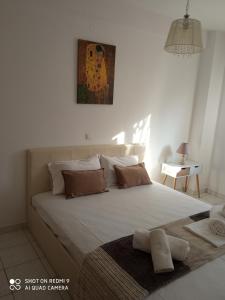 um quarto com uma cama grande com duas toalhas em Snuggery Elegant Apartment em Agios Nikolaos