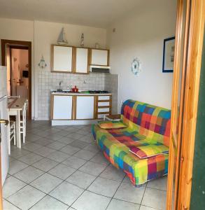 een woonkamer met een bank en een keuken bij Marta's Holidays Home in Nisporto