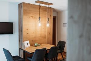 - une salle à manger avec une table et des chaises dans l'établissement Höllerhof Brixen, à Albes