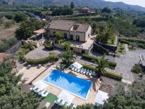 una vista aérea de una casa con piscina en Villa San Gerardo en Piedimonte Etneo