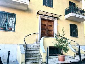 un bâtiment avec des escaliers, une porte et une usine dans l'établissement Gemini Guest House, à Rome