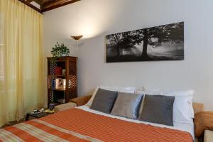 a bedroom with a bed and a picture on the wall at Vicolo Antico Apartment in Rome