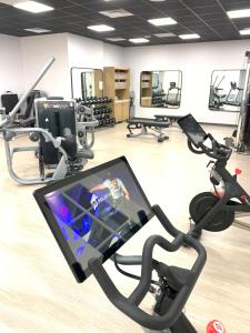 een fitnessruimte met een loopband en een monitor op een fiets bij Hotel Viking in Newport
