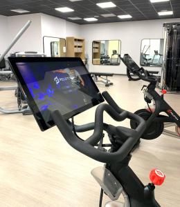 een fitnessruimte met een flatscreen-tv op een fiets bij Hotel Viking in Newport