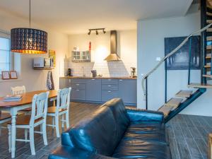 un soggiorno con un divano, un tavolo e una cucina di Welcome in - Zoutelandseweg 2, Biggekerke a Biggekerke