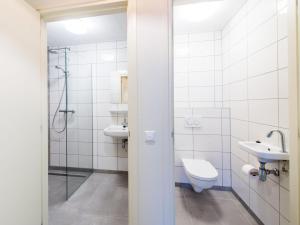 un bagno con un water e un lavandino di Welcome in - Zoutelandseweg 2, Biggekerke a Biggekerke Altre 11 foto