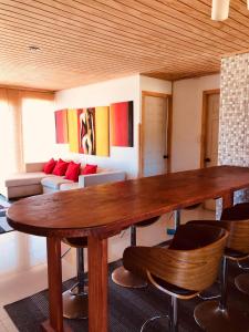 sala de estar con mesa de madera y sofá en vista al mar curanipe cabaña/casa, en Curanipe
