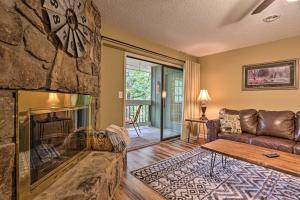 Posezení v ubytování Pigeon Forge Condo with Balcony 5 Mi to Attractions