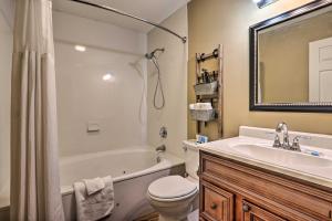 Koupelna v ubytování Pigeon Forge Condo with Balcony 5 Mi to Attractions + 16 fotografií