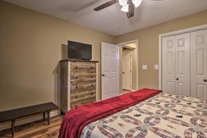 Postelja oz. postelje v sobi nastanitve Pigeon Forge Condo with Balcony 5 Mi to Attractions