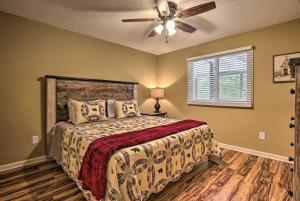 Postelja oz. postelje v sobi nastanitve Pigeon Forge Condo with Balcony 5 Mi to Attractions