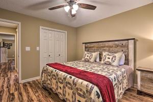 Postelja oz. postelje v sobi nastanitve Pigeon Forge Condo with Balcony 5 Mi to Attractions