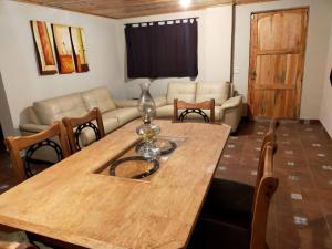 ein Wohnzimmer mit einem Holztisch und einem Sofa in der Unterkunft Cabaña La Victoriana in Creel