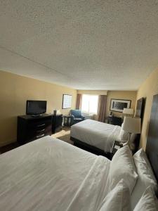 um quarto de hotel com duas camas e uma televisão de ecrã plano em Holiday Inn Express Philadelphia Penn's Landing, an IHG Hotel em Filadélfia