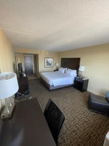 Rúm í herbergi á Holiday Inn Express Philadelphia Penn's Landing by IHG