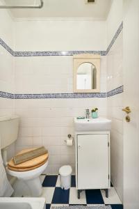 里斯本的住宿－Castle View at Lisbon Heart By TimeCooler，白色的浴室设有卫生间和水槽。