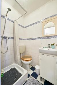 ein Badezimmer mit Toilette und Waschbecken in der Unterkunft Castle View at Lisbon Heart By TimeCooler in Lissabon + 32 Fotos