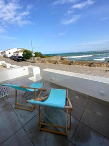 2 stoelen en een tafel op een balkon met uitzicht op de oceaan bij Baleal waterfront in Baleal