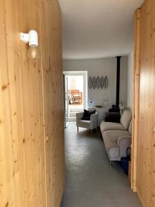ein Wohnzimmer mit einem Sofa und einem Tisch in der Unterkunft Baleal waterfront in Baleal