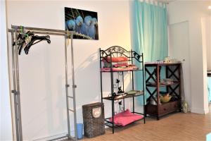 um quarto com três prateleiras num quarto em Gites "les colibris" em Schœlcher