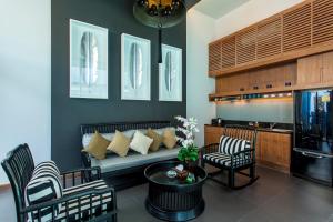 sala de estar con sofá y 2 sillas en Wings Phuket Villa by Two Villas HOLIDAY, en Bang Tao Beach