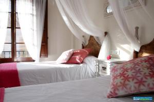 A bed or beds in a room at Hotel Rural Inz-Almaraz